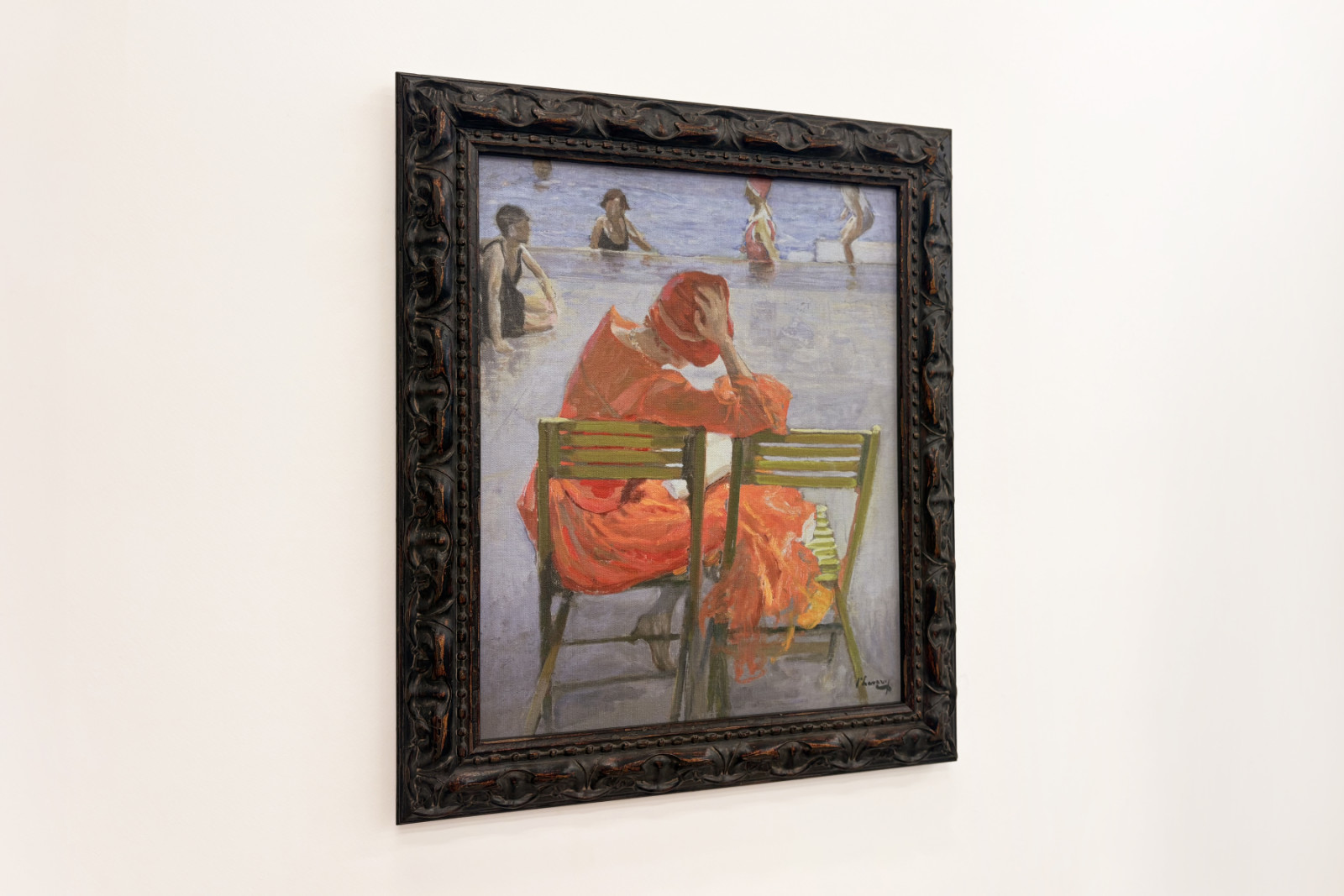 Fille en robe rouge lisant près d'une piscine - John Lavery