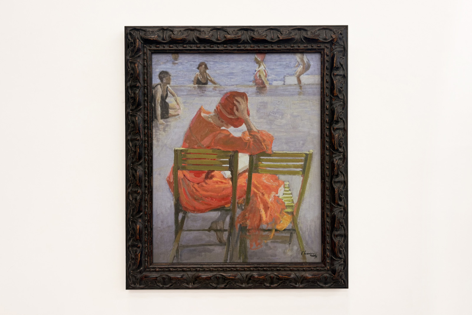 Fille en robe rouge lisant près d'une piscine - John Lavery