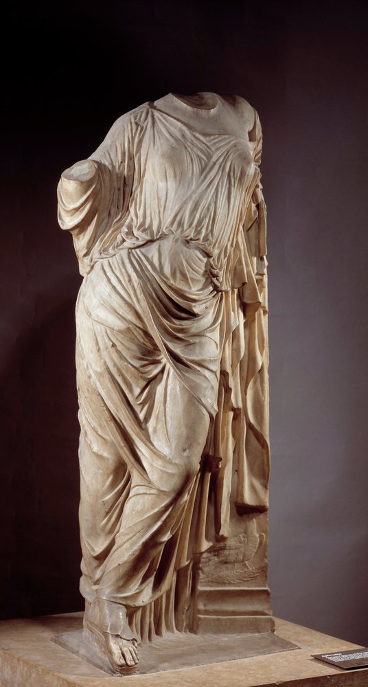 Aphrodite à la colonne. Sculpture en marbre d