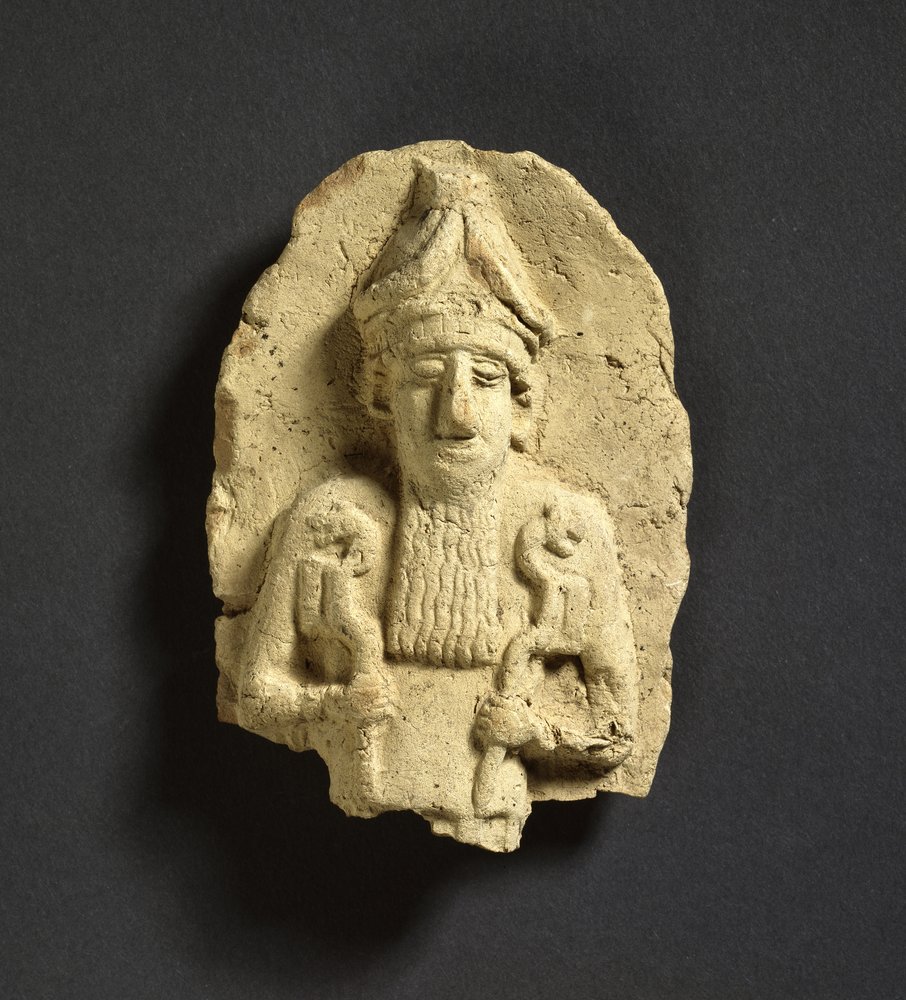 Un dieu tenant dans chaque main un sceptre à tête de lion, peut-être Nergal, époque paléo-babylonienne, provenant de Kish, IIIe millénaire av. J.-C. - Babylonian