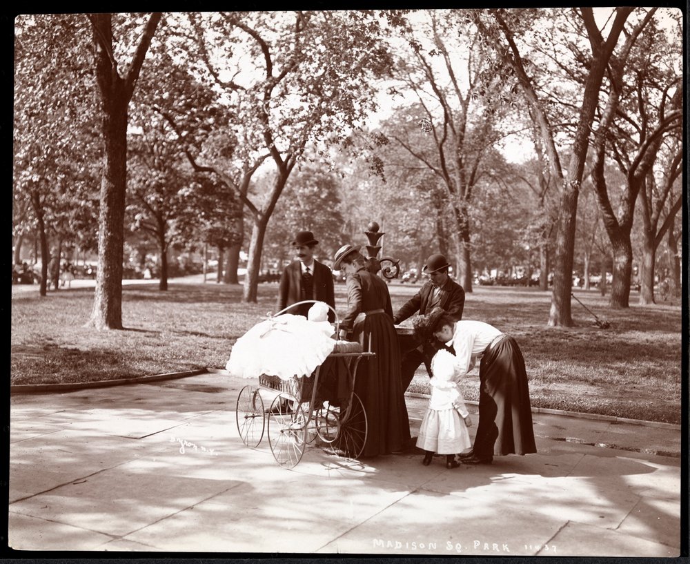 Hommes et femmes avec enfants à une fontaine à boire à Madison Square Park, New York, 1898 (tirage gélatino-argentique) - Byron Company