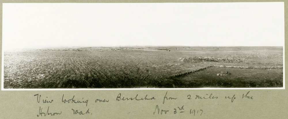 Vue sur Beersheba depuis deux miles sur la route de Hébron, 3 novembre 1917 - Capt. Arthur Rhodes