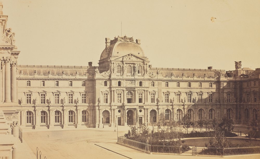 La cour Napoléon et le pavillon Sully vus depuis l