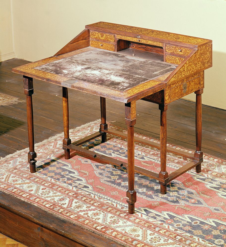 Bureau, noyer avec marqueterie arabesque, vers 1690 - English School