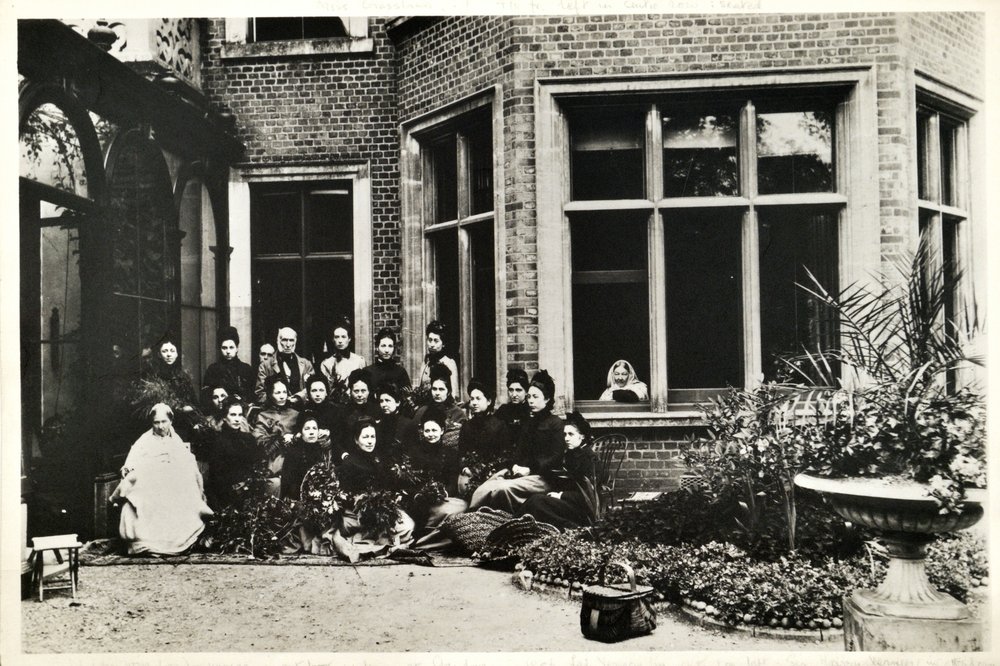 Florence Nightingale, Sir Harry et Lady Verney, et les infirmières Nightingale à Claydon House, 1886 - English Photographer