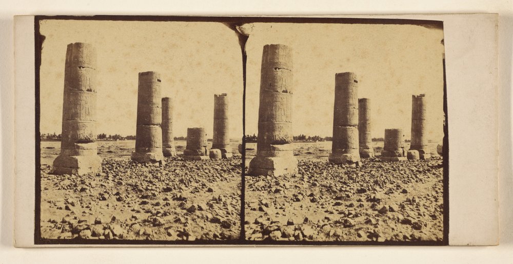 Colonnes dénudées dans le désert, peut-être à Thèbes - Francis Frith