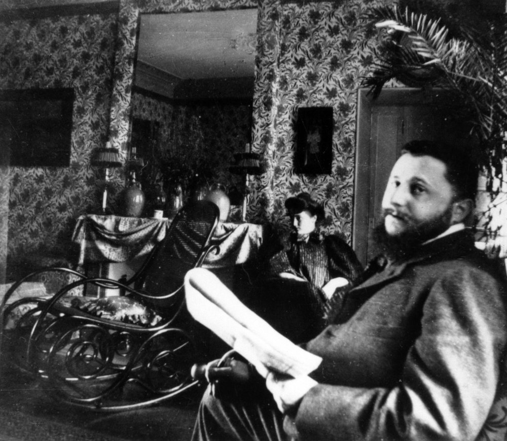 Thadée Natanson et sa femme Misia Godebska dans le salon de leur appartement rue Saint-Florentin, Paris, vers 1899 - French Photographer