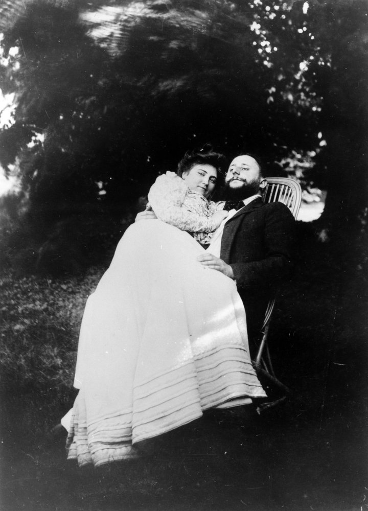 Thadée Natanson et son épouse Misia Godebska dans le jardin de leur maison de campagne, Le Relais, vers 1899 - French Photographer