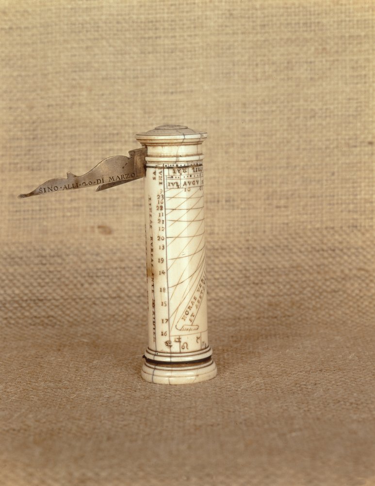 Cadran solaire portatif en colonne, signé D. Stephanus, FF, 1587 - Italian School