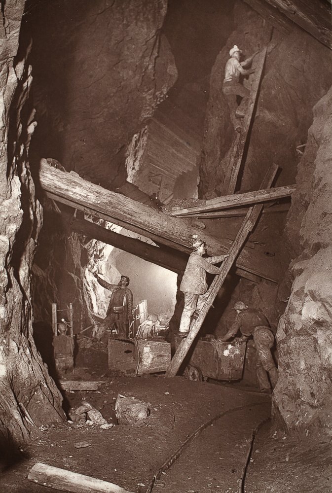 Le 180 à la mine East Pool, illustration de 'Mongst mines and miners, or Underground Scenes by Flash-Light' par J.C. Burrows et William Thomas, pub. 1893 - John Charles Burrow