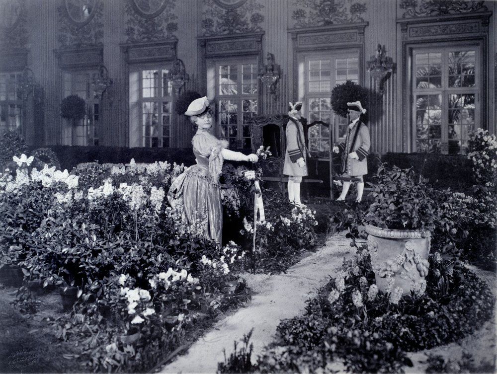 Réjane (Gabrielle Charlotte Réju, dite) (1856-1920), comédienne française arrivant en chaise pour porter un costume de bal à New York en 1905 - Joseph Byron