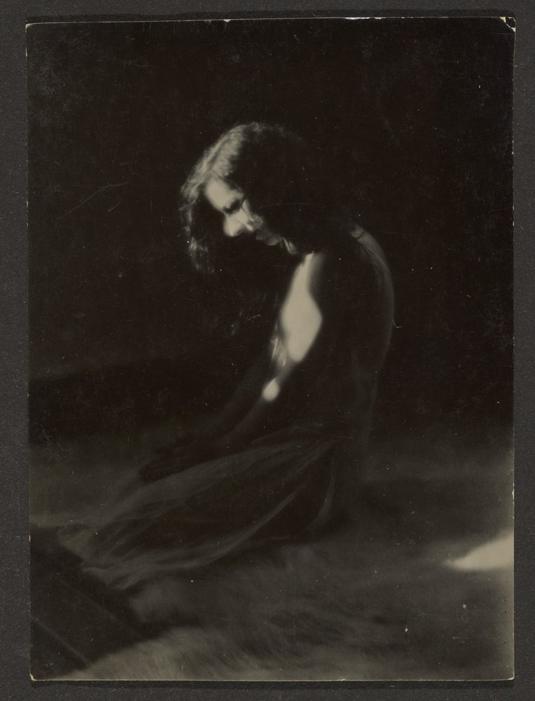 [Danseuse agenouillée dans une ombre profonde] - Louis Fleckenstein
