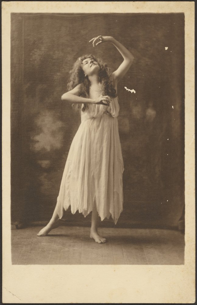 [Danseuse devant une tapisserie] - Louis Fleckenstein