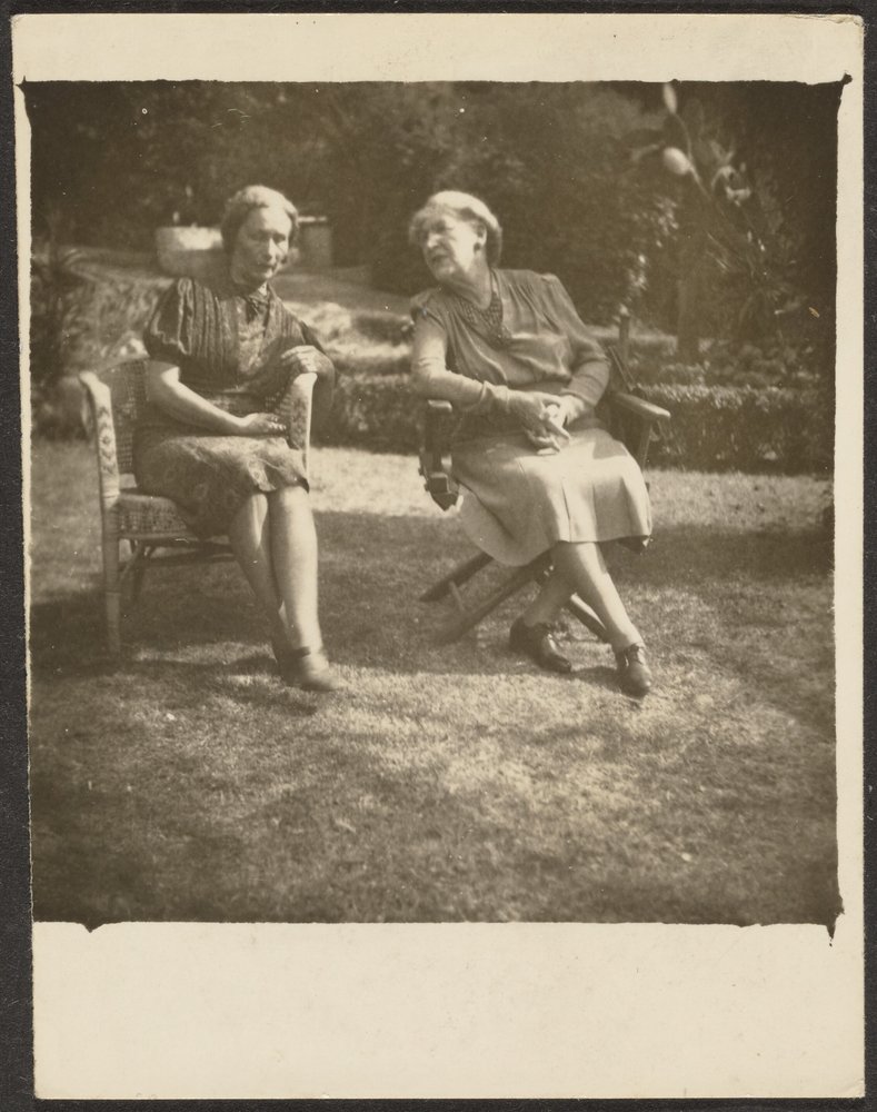 Deux femmes assises sur des chaises de jardin - Louis Fleckenstein
