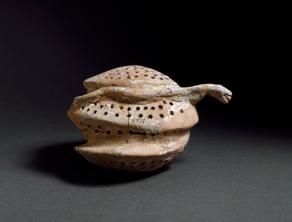 Art égéen : vase en céramique en forme de nid d'abeille et serpent. De Cnossos (Knossos). 1700-1450 av. J.-C. Héraklion, Musée Archéologique - Minoan