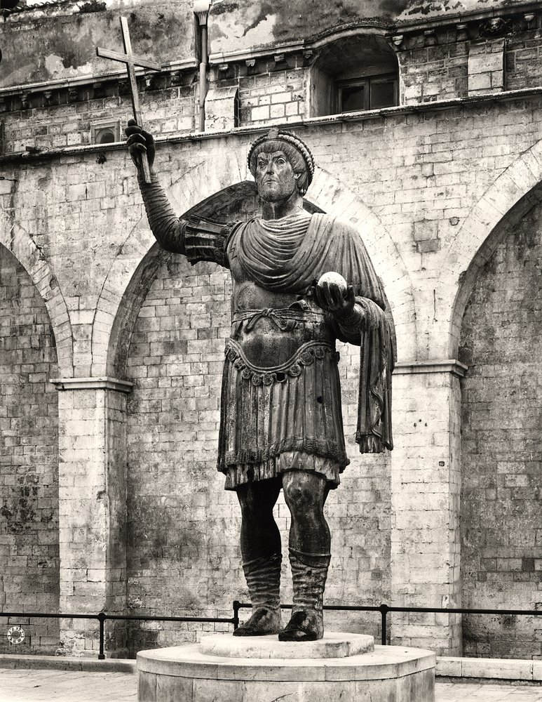 Statue colossale, peut-être de l'empereur Valentinien Ier (321-375), appelée « Le Colosse de Barletta » - Roman
