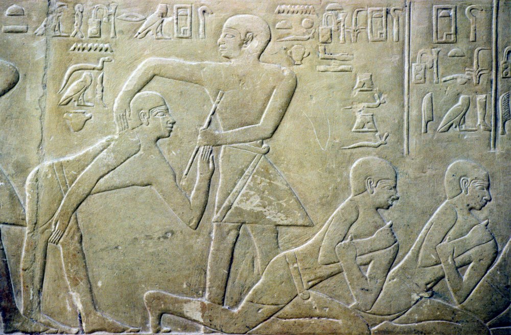 Égypte ancienne, relief, anciens du village forcés d