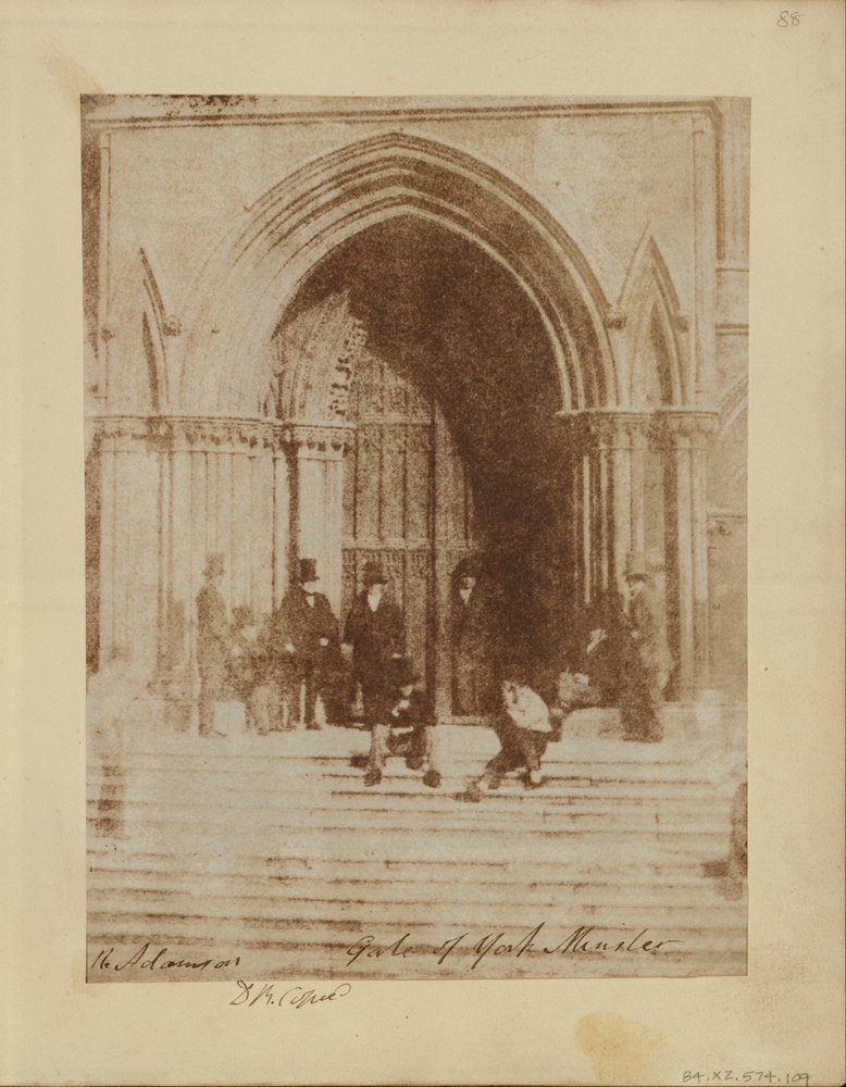 Un groupe d'hommes à l'entrée sud de la cathédrale d'York - Sir David Brewster