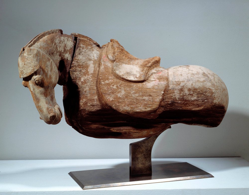 Art chinois : cheval en bois. Sculpture de la période Tang (618 à 907). Paris, Musée Cernuschi - Tang Dynasty Chinese School