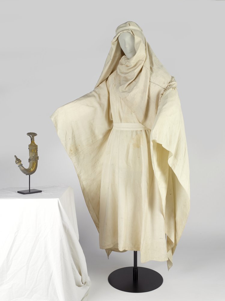 Robes arabes et un couvre-chef, connu sous le nom de keffiyah, appartenant à T E Lawrence (soie) - Unbekannt