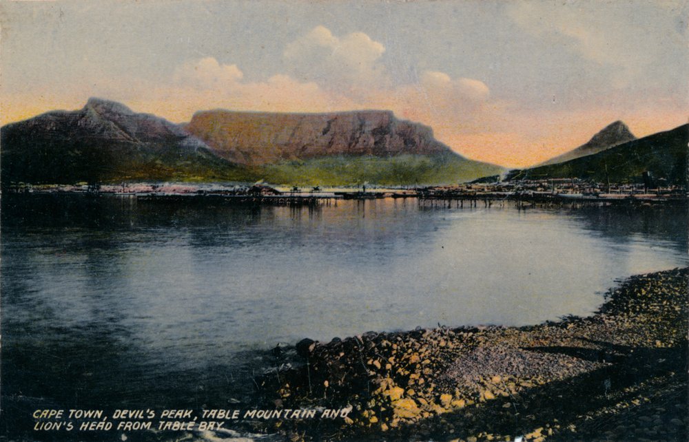 Le Cap, Devils Peak, Table Mountain et Lions Head depuis Table Bay ...