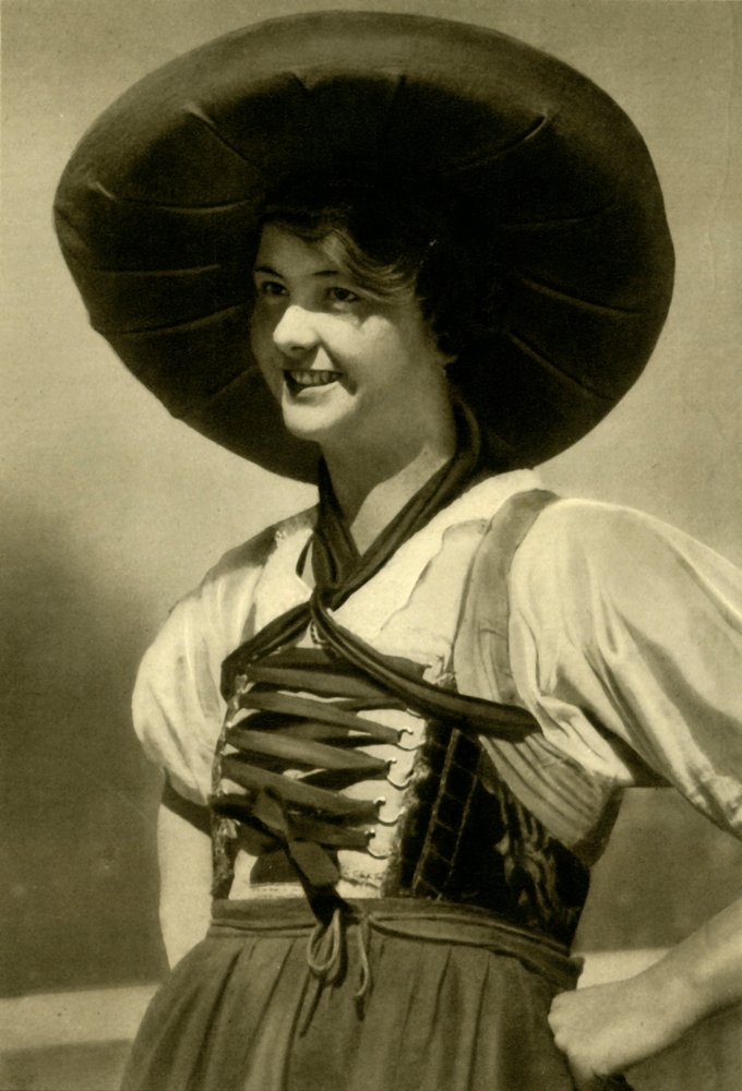 Femme en costume traditionnel, Tyrol, Autriche, vers 1935