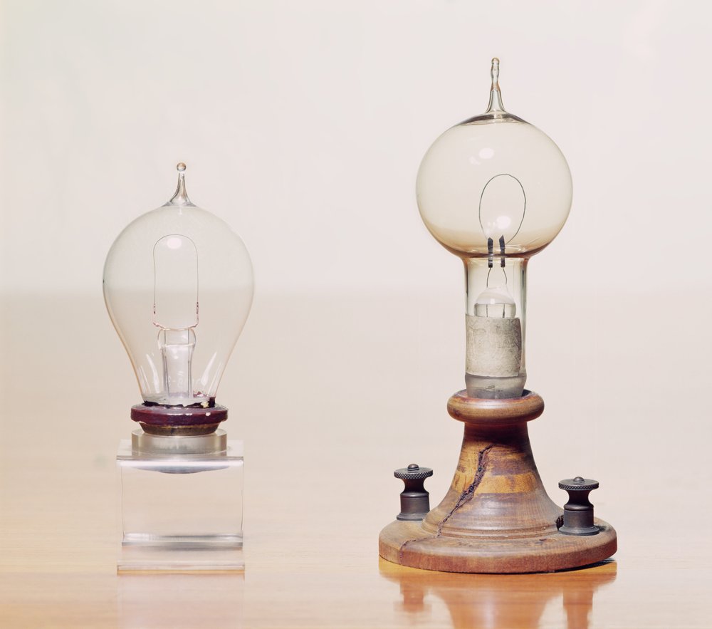Premières ampoules : à gauche : première ampoule commerciale, à droite : lampe à filament électrique fabriquée par Thomas Alva Edison - Unbekannt Unbekannt