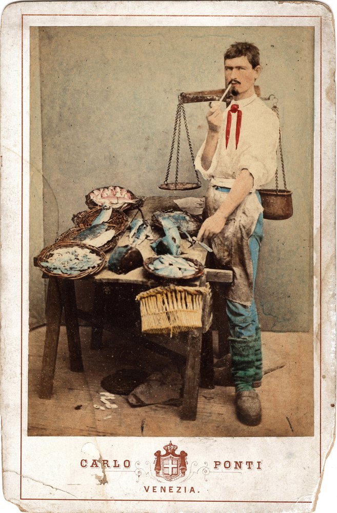 Petits métiers : portrait de poissonnier, près de son étal de poissons, Venise. 19e siècle - Unbekannt