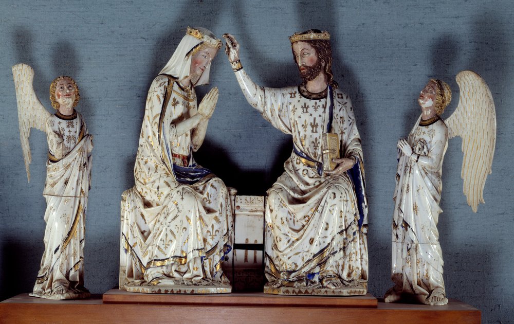 Couronnement de la Vierge. Le Christ, portant une couronne royale, couronne la Vierge. Deux anges en sont témoins. Groupe en ivoire sculpté. Fin du XIIIe siècle. Paris, musée du Louvre - Unknown artist