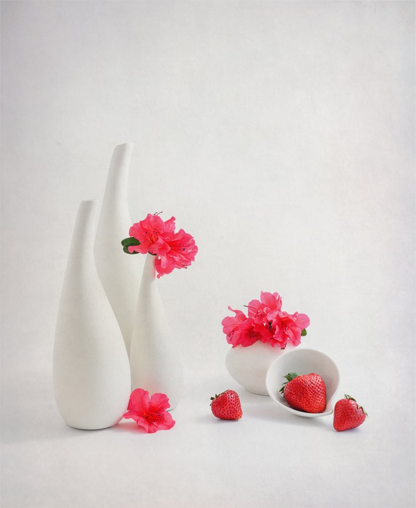 Fraises fraîches et fleurs roses - Alice Sheng