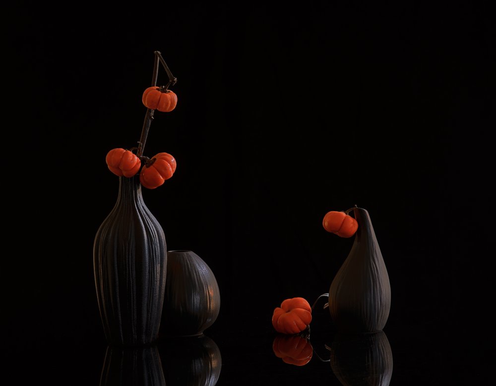 Vases sombres aux motifs de citrouilles orange - Alice Sheng