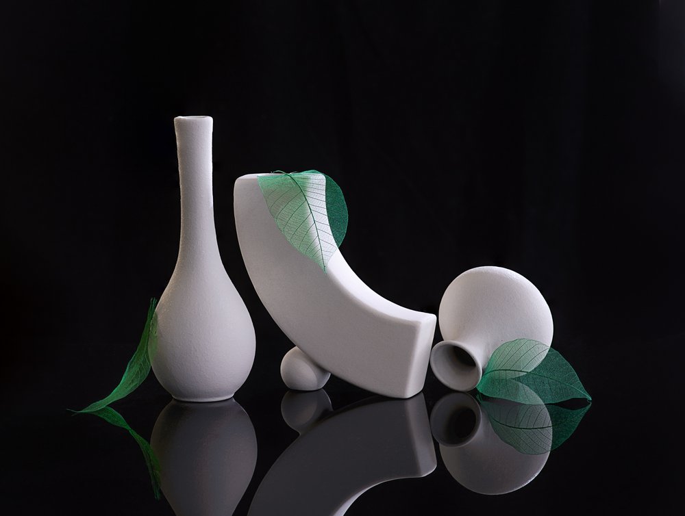 Vases blancs, feuilles vertes - Alice Sheng