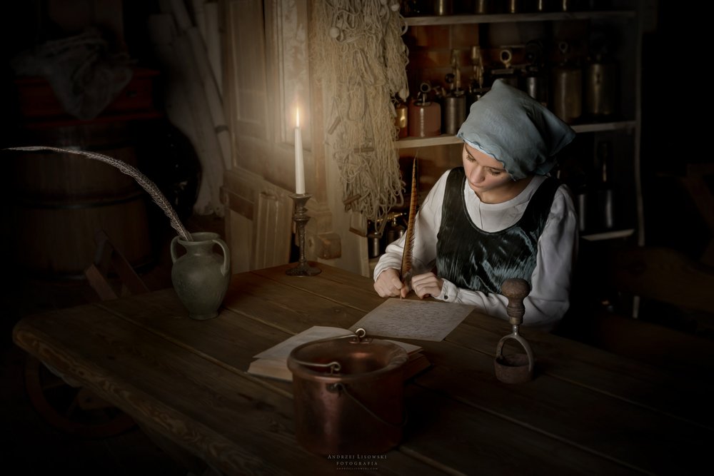Une femme écrivant à la lueur d