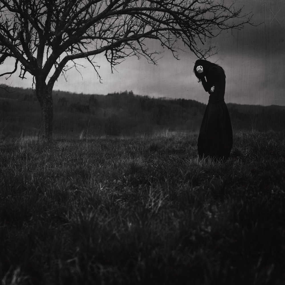 Une silhouette mélancolique dans un paysage sombre - Anja Matko