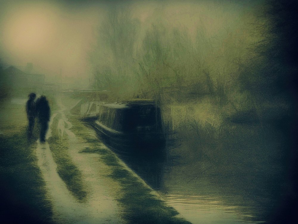 Promenade le long du canal brumeux - Bill Eiffert