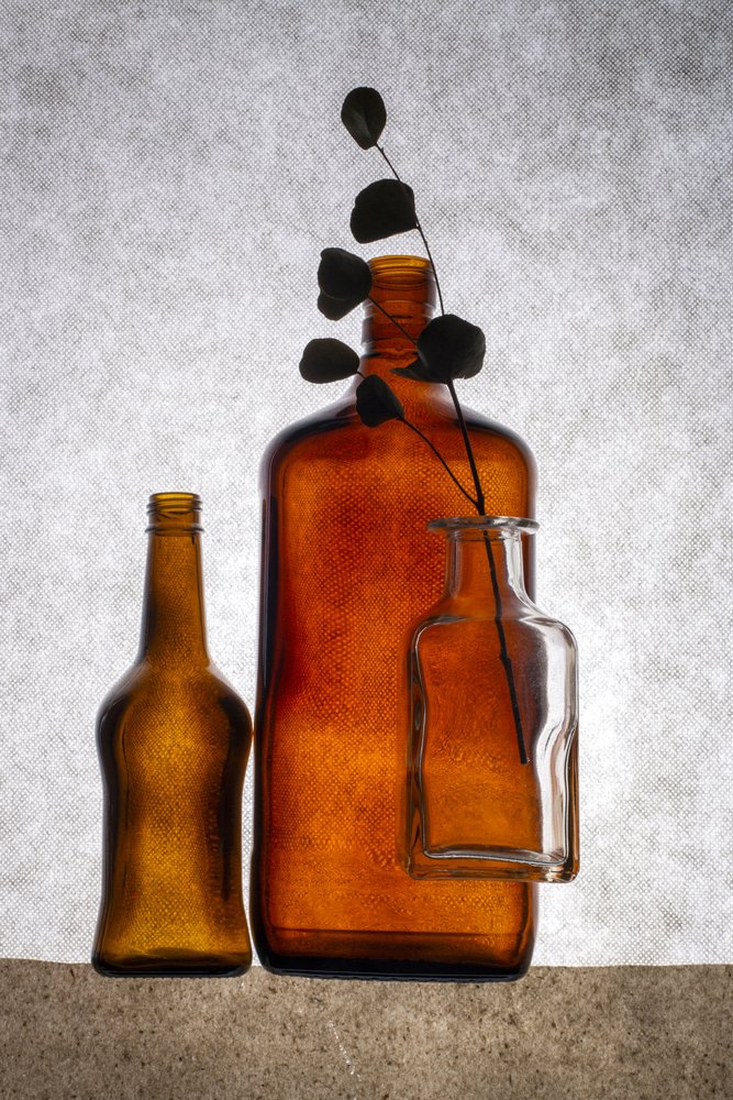 Nature morte aux bouteilles aux tons terreux - Brig Barkow