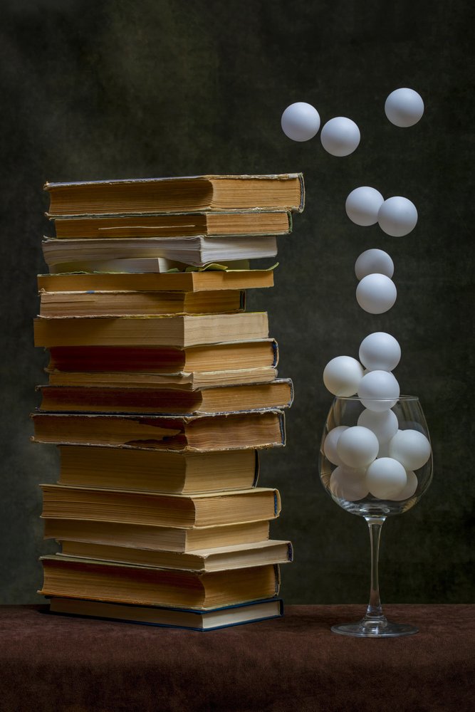 Vieux livres et sphères flottantes - Brig Barkow