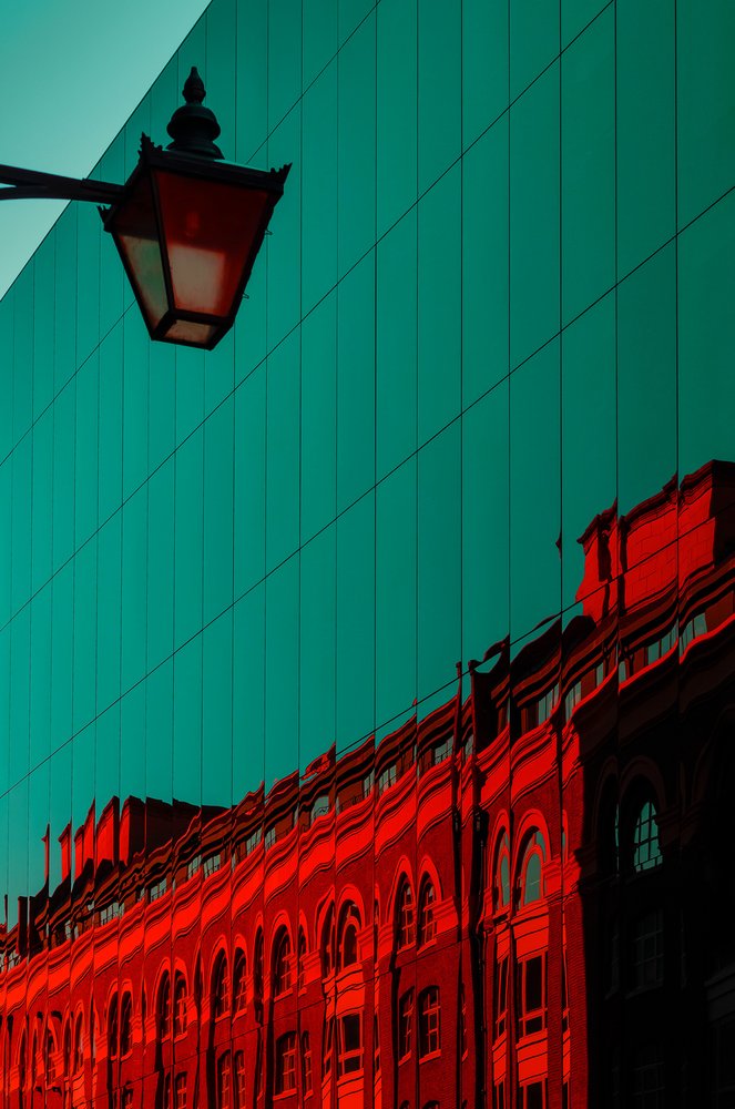 Réflexion urbaine bleu sarcelle et rouge - Chris Hamilton