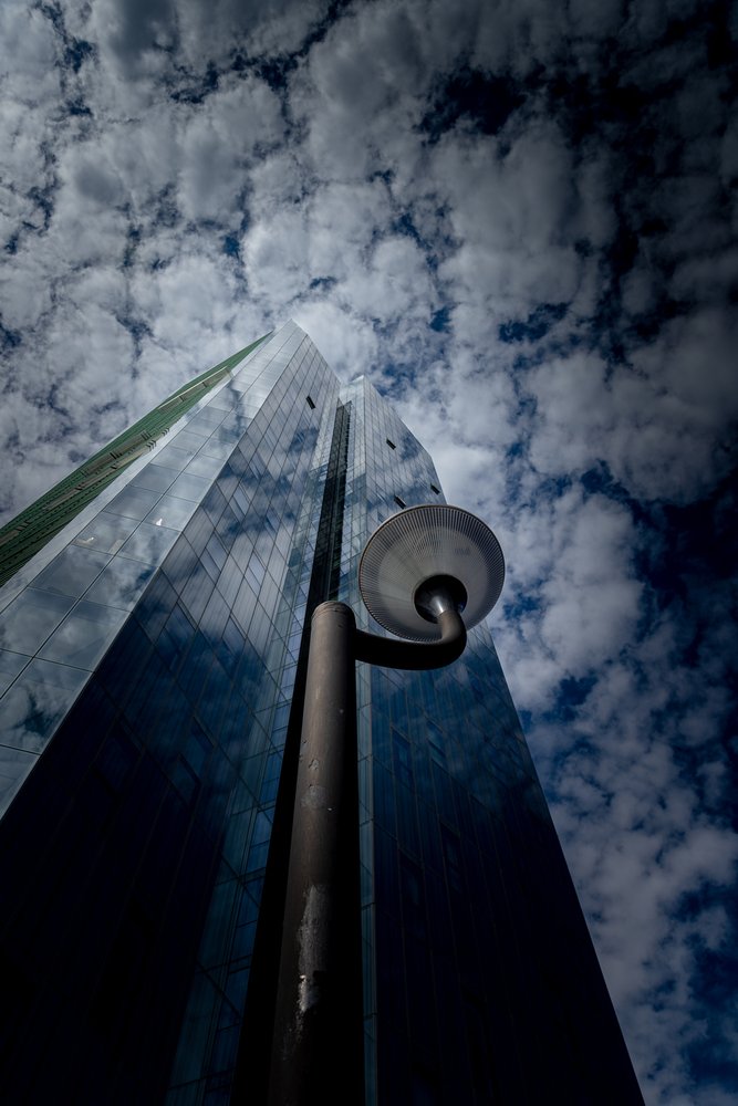 Reflet du ciel urbain - Chris Hamilton