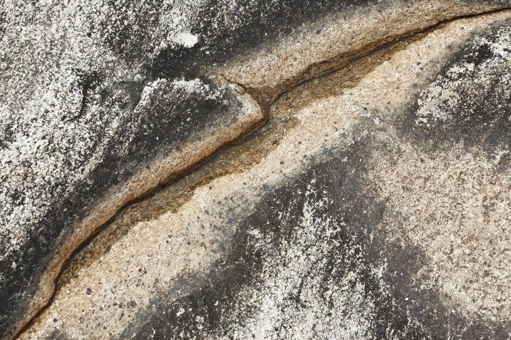 Fissure dans la pierre patinée - Christina Sillen