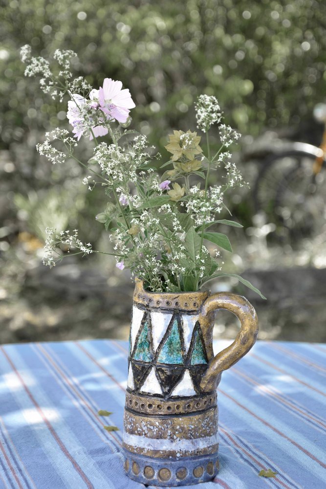 Fleurs sauvages dans un vase rustique - Christina Sillen