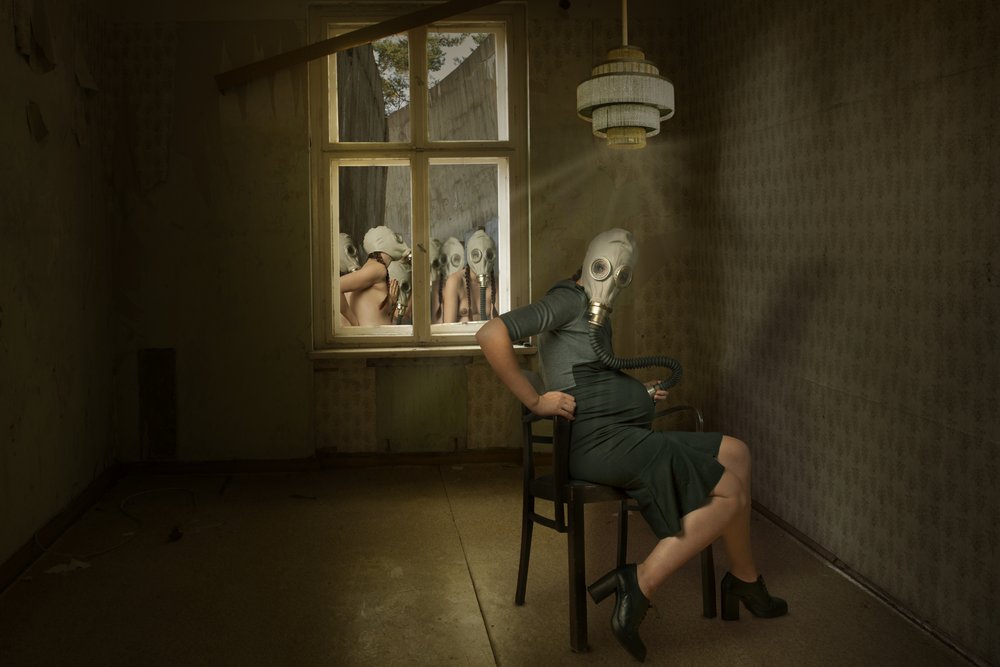 La femme au masque à gaz inquiétante - Christine von Diepenbroek