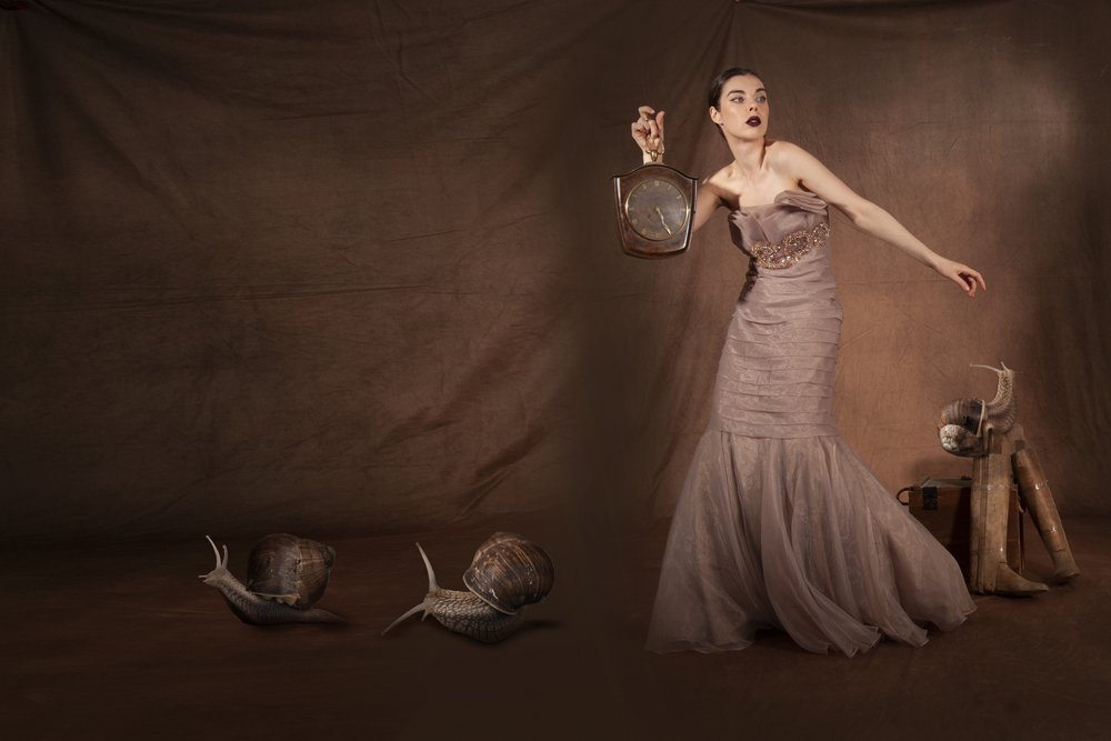 Une femme élégante avec des escargots - Christine von Diepenbroek