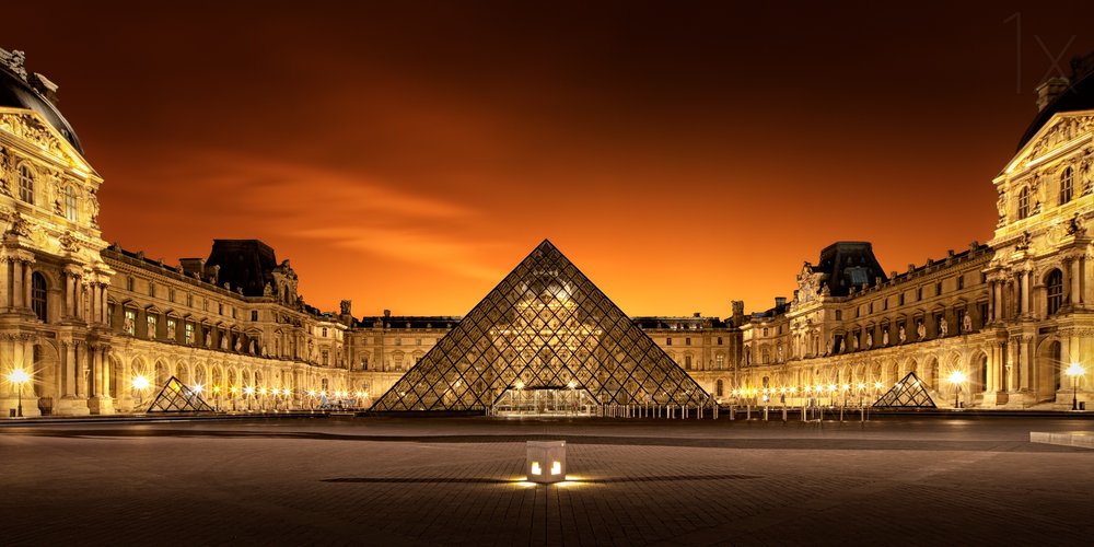 Vue nocturne de la Pyramide du Louvre - Christophe Kiciak