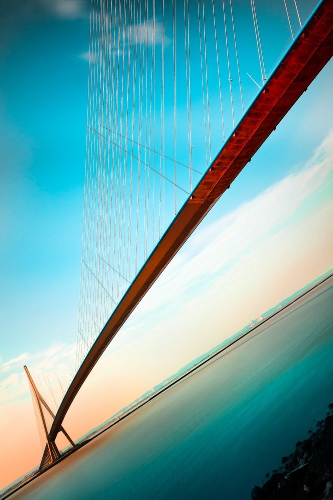 Un ciel moderne et éclatant au-dessus du pont - Christophe Kiciak