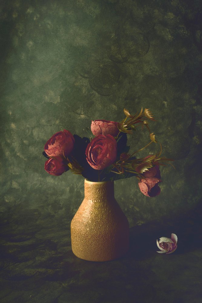 Nature morte florale sombre - Cicek Kiral