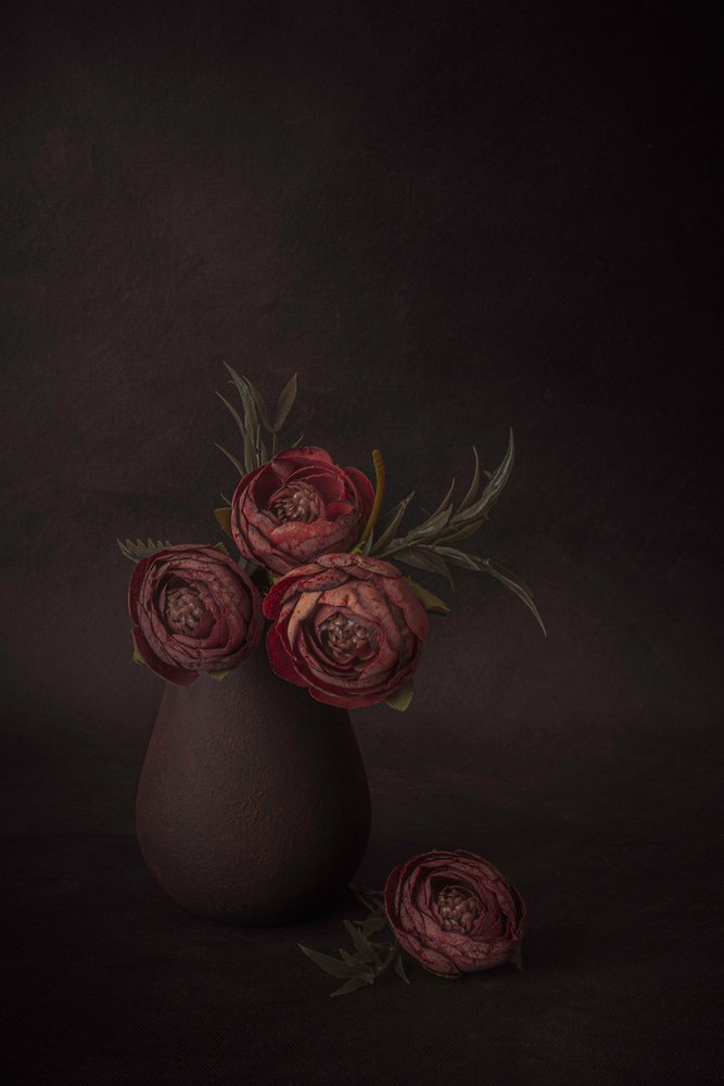 Nature morte florale sombre - Cicek Kiral