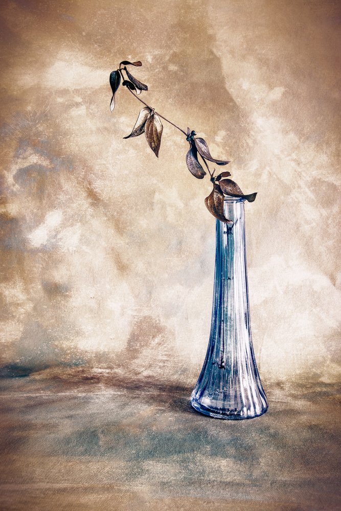 Vase bleu avec branche séchée - Cicek Kiral