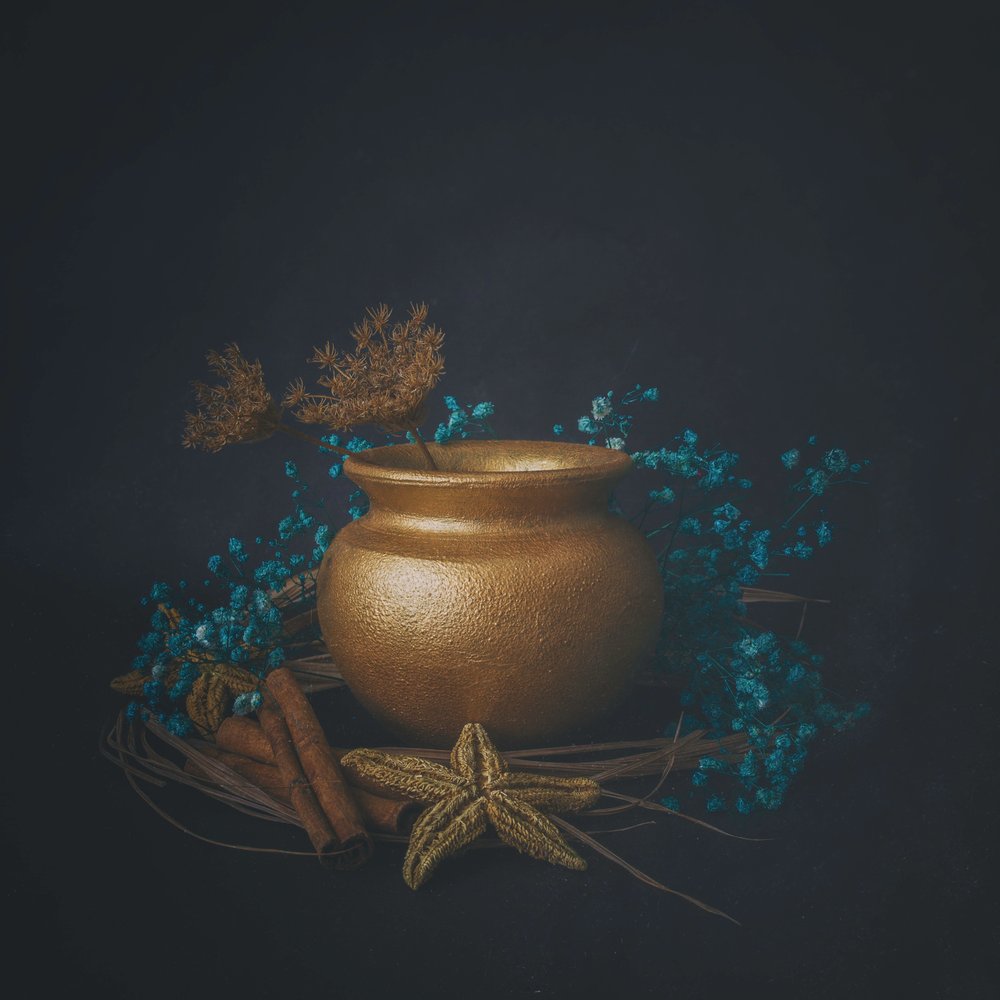 Le charme rustique du pot doré - Cicek Kiral