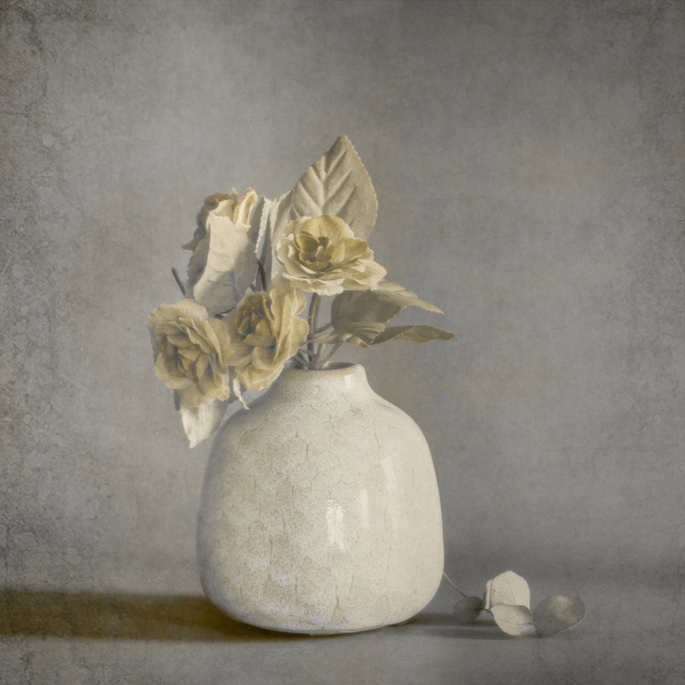 Nature morte florale aux tons discrets - Cicek Kiral